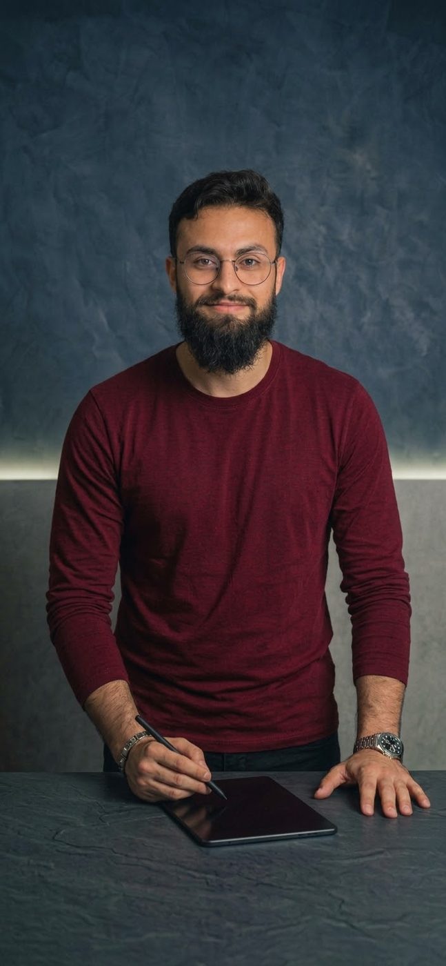 Natan Telles, fundador da Intelles, sorrindo atrás de um balcão
